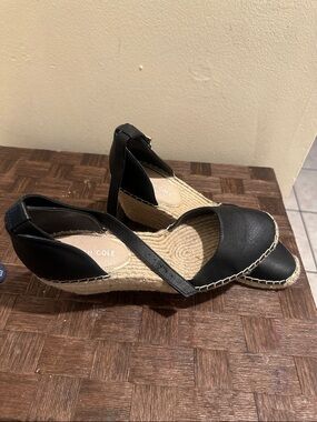 Kenneth Cole New York Womens Olivia Low Closed Toe Sandal Shoes 8 M Black